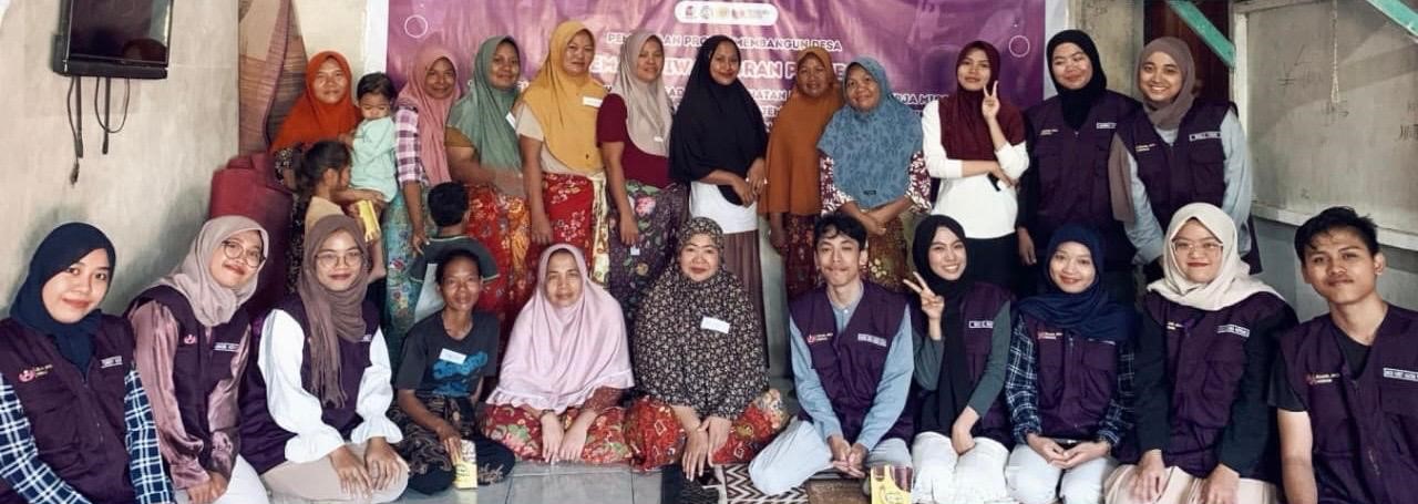 DISKUSI: Unram dan Jwara Project foto bersama keluarga pekerja migran usai FGD di Desa Banyu Urip, Kecamatan Gerung, belum lama ini.