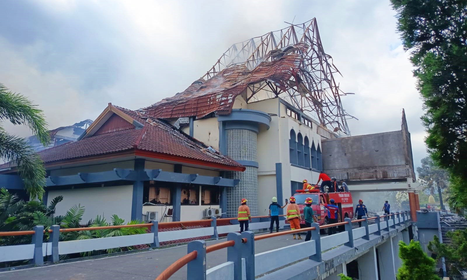 RUSAK PARAH: Tim dari dinas Damkar Kota Mataram, berjibaku menjinakkan si jago merah yang melalap, gedung utama DPRD NTB, pada Sabtu lalu (30/8).
