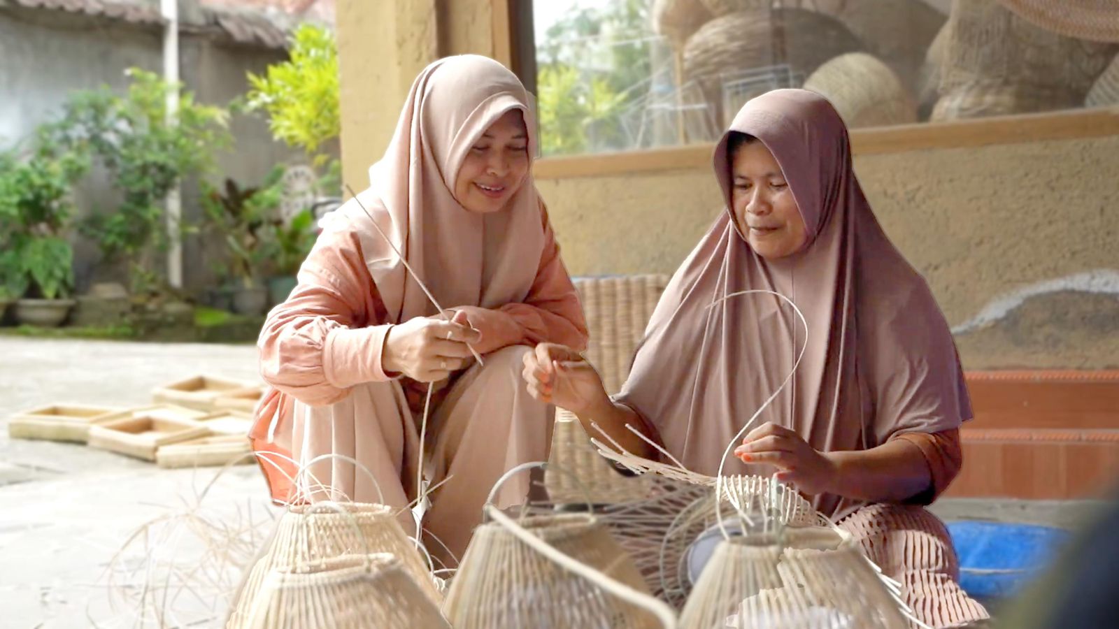 Kisah inspiratif Ibu Muliani, pengrajin rotan dan ketak Lombok, sukses tembus pasar nasional hingga internasional berkat PNM Mataram.