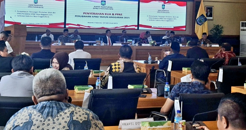 Suasana rapat paripurna DPRD NTB di Ruang Rapat Rinjani, kompleks Kantor Gubernur NTB, Rabu (3/9). Kantor dewan rusak parah setelah dibakar massa aksi, Sabtu lalu (30/8).