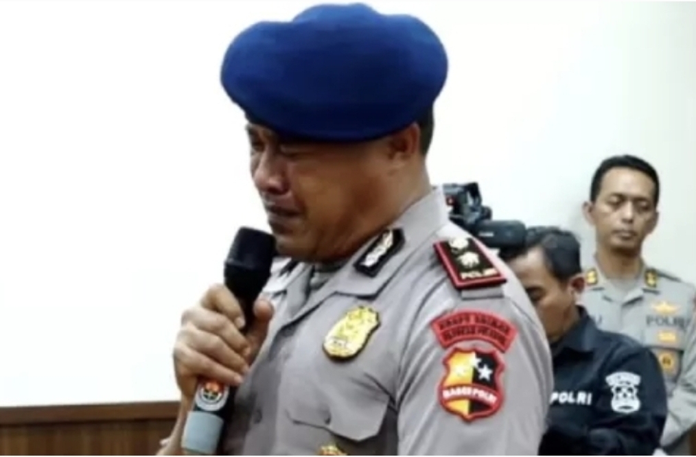 Kompol Cosmas, yang sejak awal sidang etik tampak menunduk, tak kuasa menahan emosi. Ia menegaskan bahwa sepanjang kariernya ia hanya menjalankan perintah atasan. (istimewa)