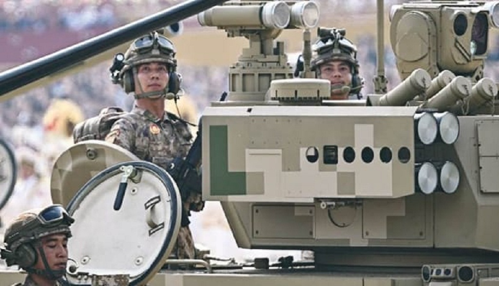 PAMER KEKUATAN: Para perwira militer Tiongkok terlihat di atas kendaraan tempur saat parade militer di Beijing, Rabu (3/9).