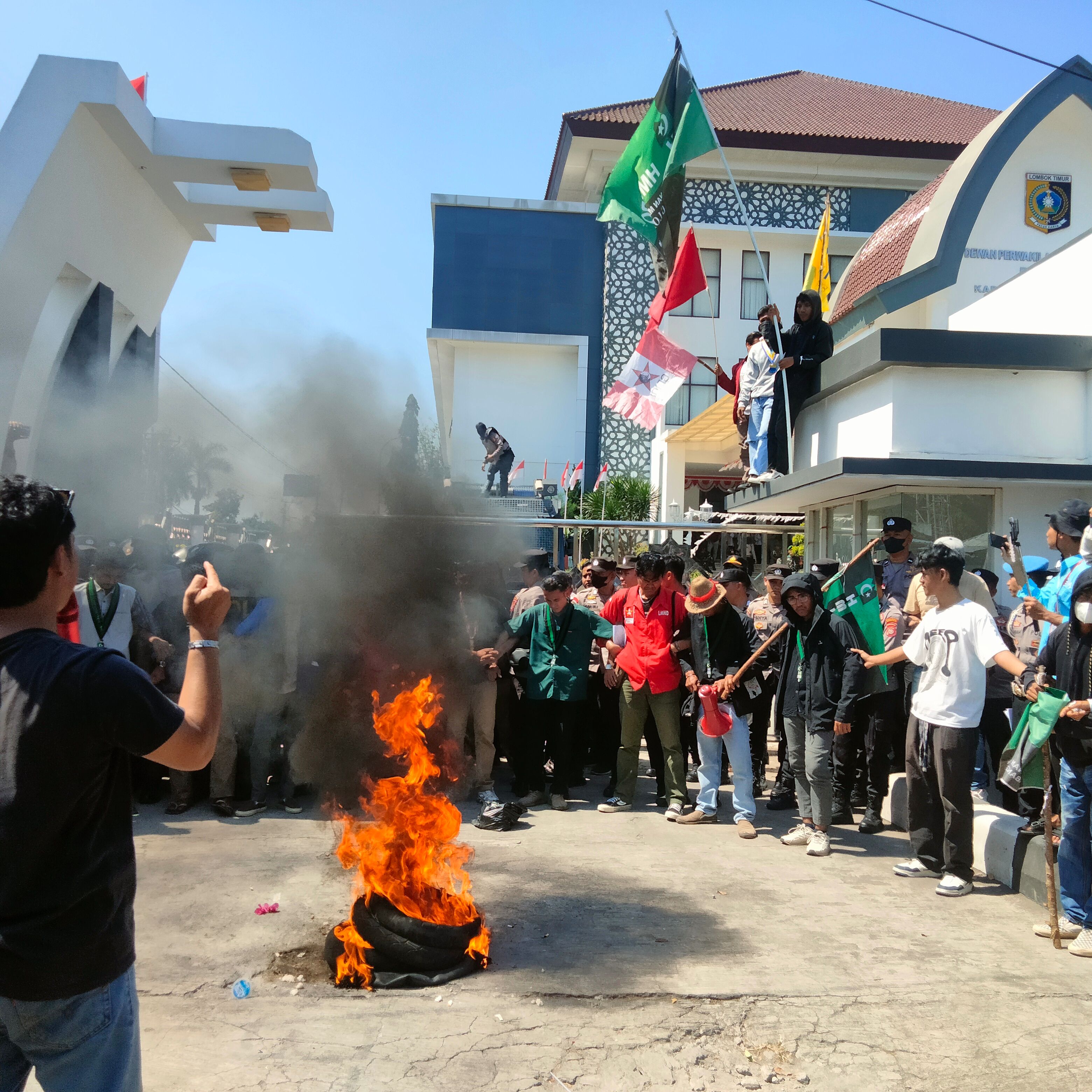 Puluhan mahasiswa yang tergabung dalam Aliansi Cipayung Plus melakukan unjuk rasa dan membakar ban motor di depan gedung DPRD Lotim untuk menuntut Sekwan Lotim mundur dari jabatannya, Rabu (3/9)