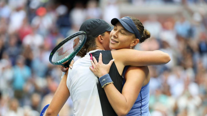 Amanda Anisimova balas dendam ke Iga Swiatek di perempat final US Open 2025. Petenis Amerika itu menang 6-4, 6-3 di Arthur Ashe.