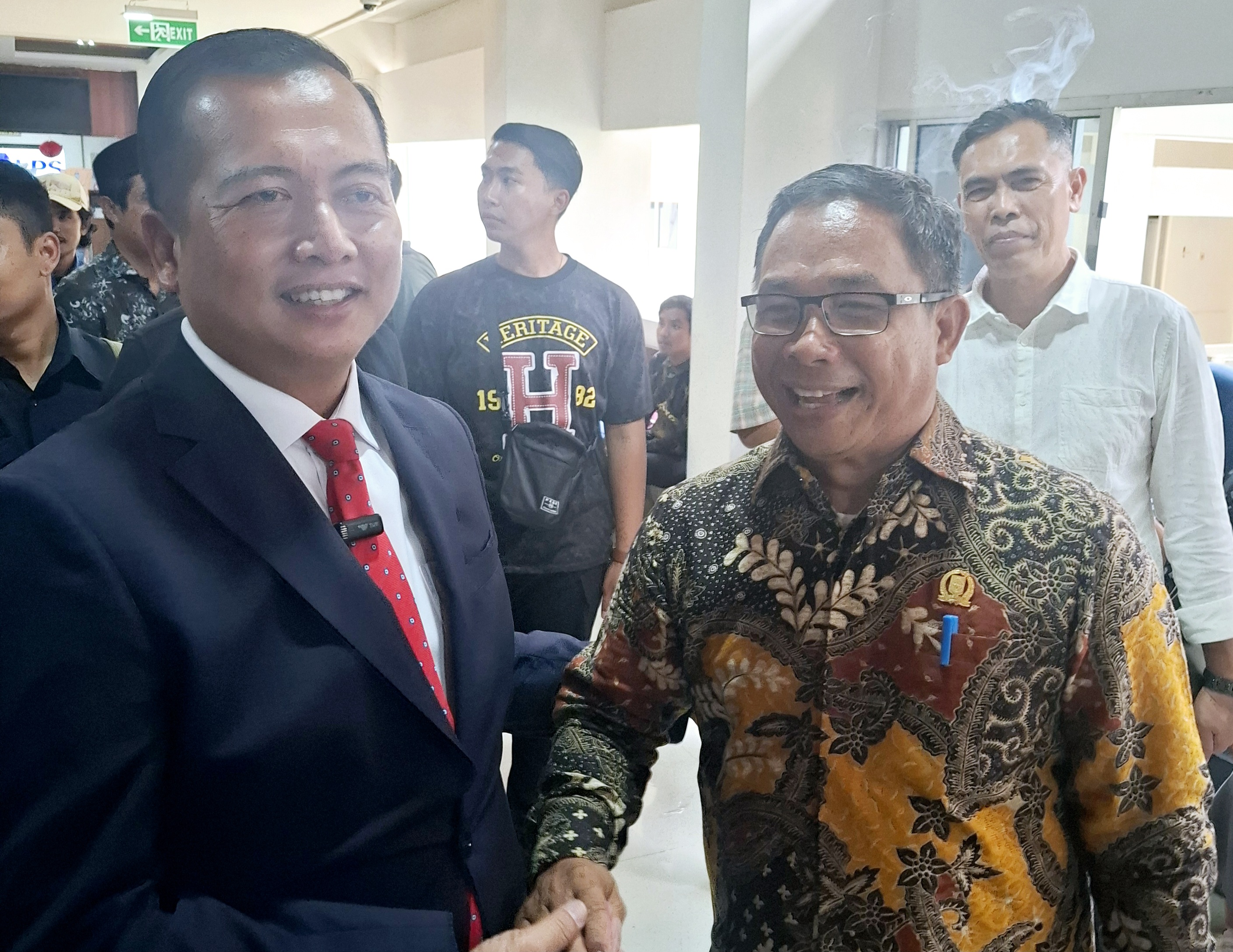 Gubernur NTB Lalu Muhamad Iqbal bersalaman dengan Anggota DPRD NTB Muhammad Aminurlah usai rapat paripurna, Rabu (3/9).