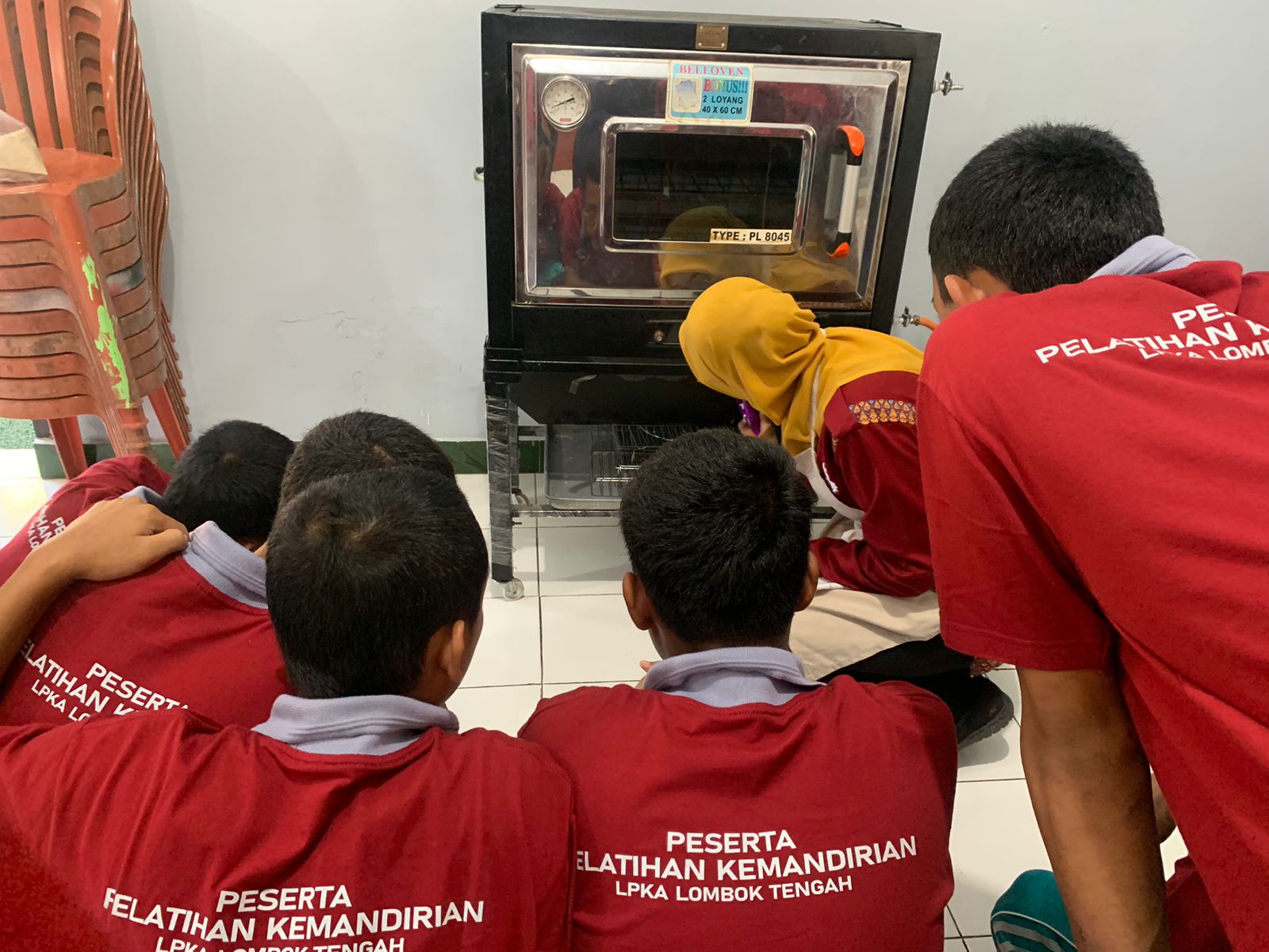 BEKALI KETERAMPILAN: Sejumlah anak binaan LPKA Kelas II Lombok Tengah mengikuti pelatihan tata boga dan teknin pertamanan.