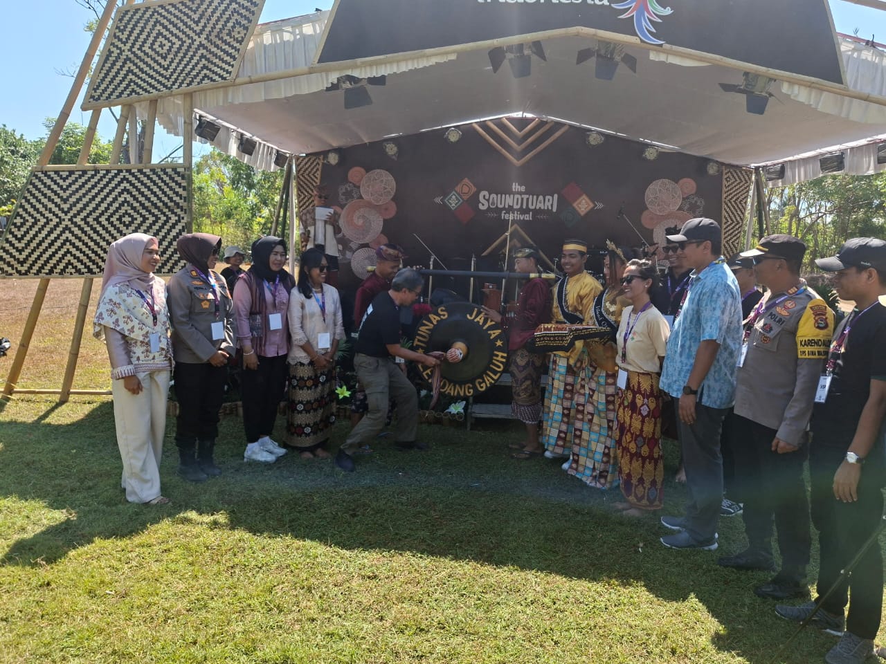 Rocky Gerung Memukul gong sebagai tanda dimulainya Festival Soundtuari