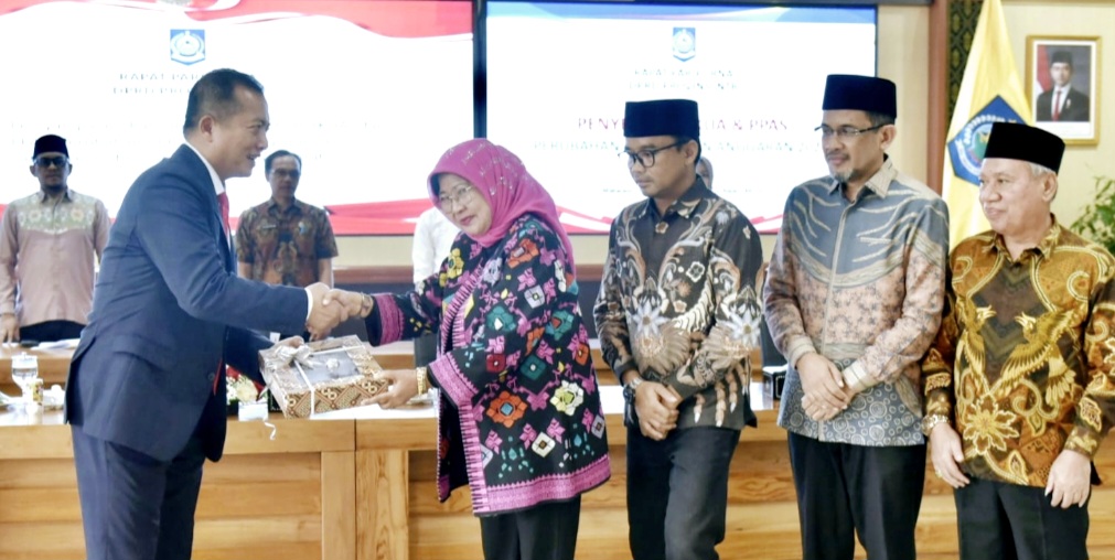 Gubernur NTB Lalu Muhamad Iqbal menyerahkan dokumen rancangan perubahan KUA PPAS 2025 ke Ketua DPRD NTB Baiq Isvie Rupaeda didampingi tiga pimpinan dewan, Rabu (3/9).