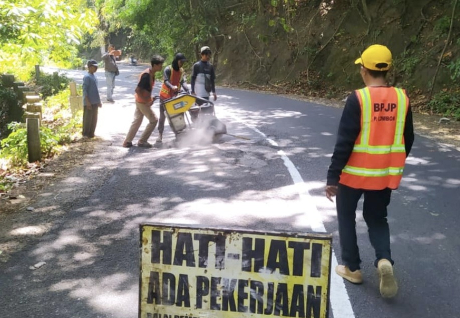 Pekerja melakukan cutting aspal yang rusak dan berlubang di ruas jalan provinsi Rembiga-Pemenang, Rabu (3/9). DPRD mendorong PUPR untuk mengebut belanja perbaikan jalan dan infrastruktur.