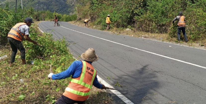 Petugas Balai Pemeliharaan Jalan Provinsi Wilayah Lombok melakukan perawatan di ruas jalan provinsi Lembar-Sekotong-Pelangan, Kabupaten Lombok Barat (Lobar).