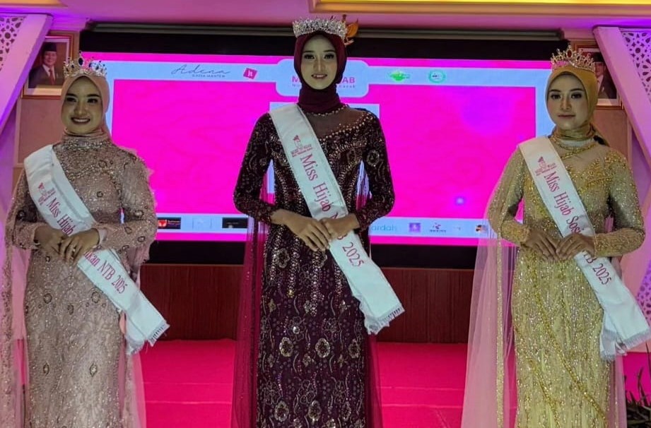 RR Ratu Zahra Afifa Soesetio, siswi MAN 2 Mataram (tengah) juara Miss Hijab NTB 2025 yang diadakan di Hotel Puri Indah, Minggu lalu (31/8).