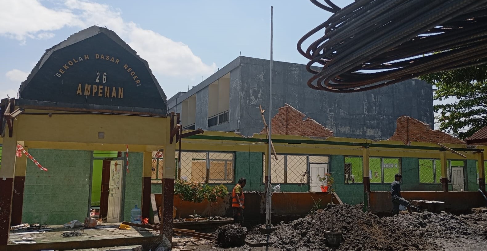 Nampak pekerja saat membongkar bangunan SDN 26 Ampenan, Rabu lalu (3/9). Gedung direhab, SDN 26 Ampenan numpang belajar di SMPN 7 Mataram.