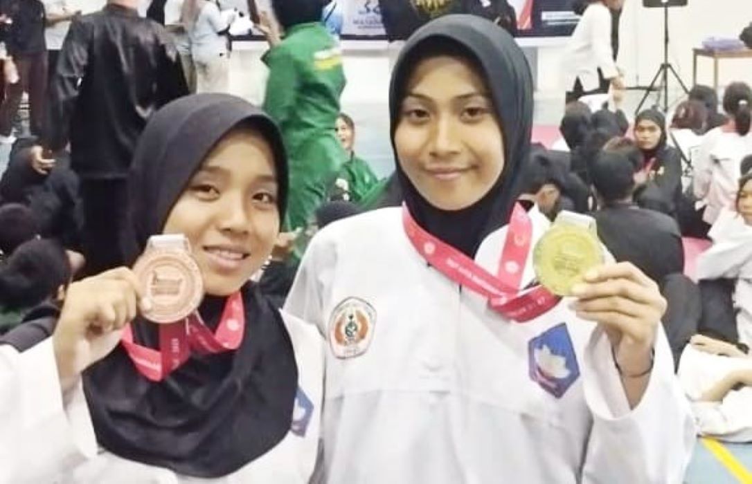 Ismayanti,siswa MA Nurul Jannah NWDI (kanan) menunjukkan medali perak yang diraihnya pada ajang Pencak Silat Wali Kota Mataram Cup 2025.