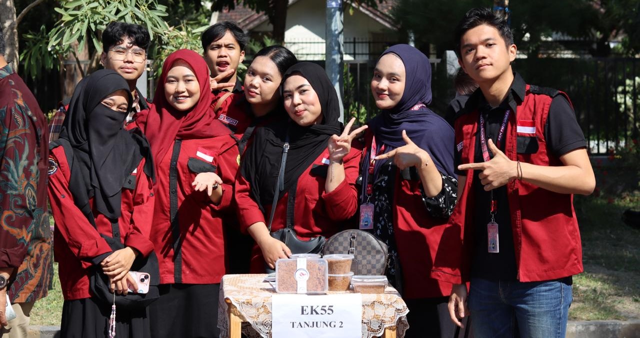 Mahasiswa Unram memamerkan produk KKN Periode Juni-Agustus 2025 di Halaman Rektorat, Kamis lalu (4/9). Unram gelar pameran produk KKN, menampilkan literasi Perpusnas, ekonomi biru, hijau, dan kreatif.