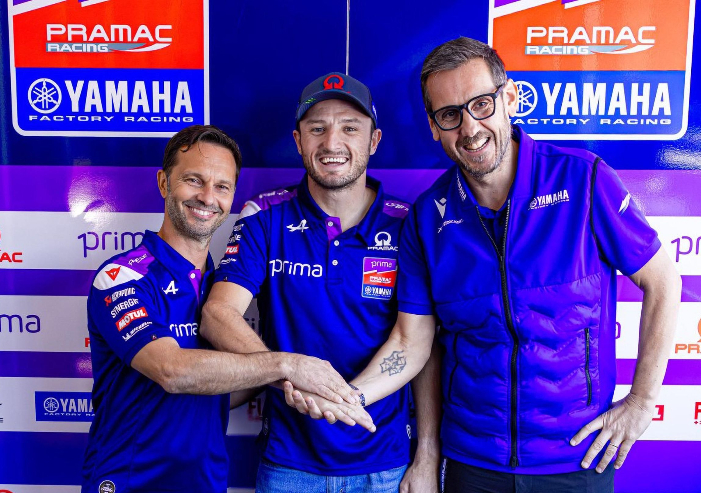 ack Miller resmi bertahan di Pramac Yamaha untuk MotoGP 2026. Akan tandem dengan Toprak Razgatlioglu, Yamaha bidik era baru di MotoGP.