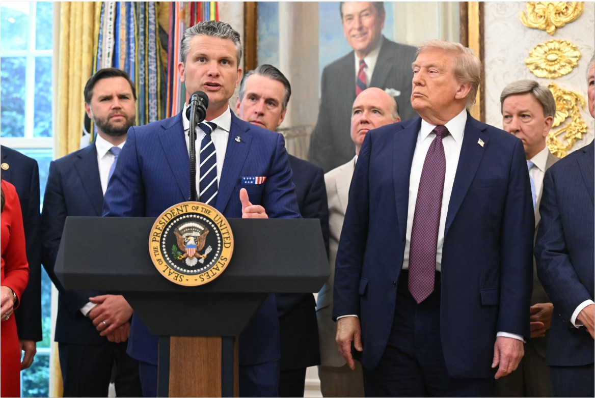 PESAN KUAT: Presiden Amerika Serikat Donald Trump (kanan) bersama Pete Hegseth yang telah berganti nama jabatan dari menteri pertahanan menjadi sekretaris perang di Gedung Putih, Washington.