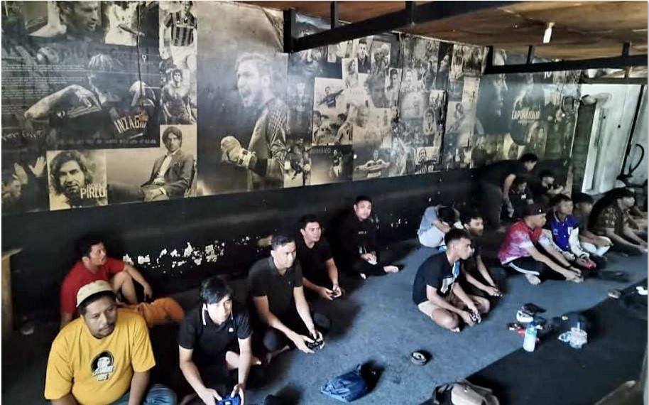 SERU: Inilah suasana pengunjung di rental PlayStation (PS) yang dikelola Fanzy Lazuardy di Jalan Purworejo Nomor 11 Tanah Aji, Kelurahan Punia, Kota Mataram.