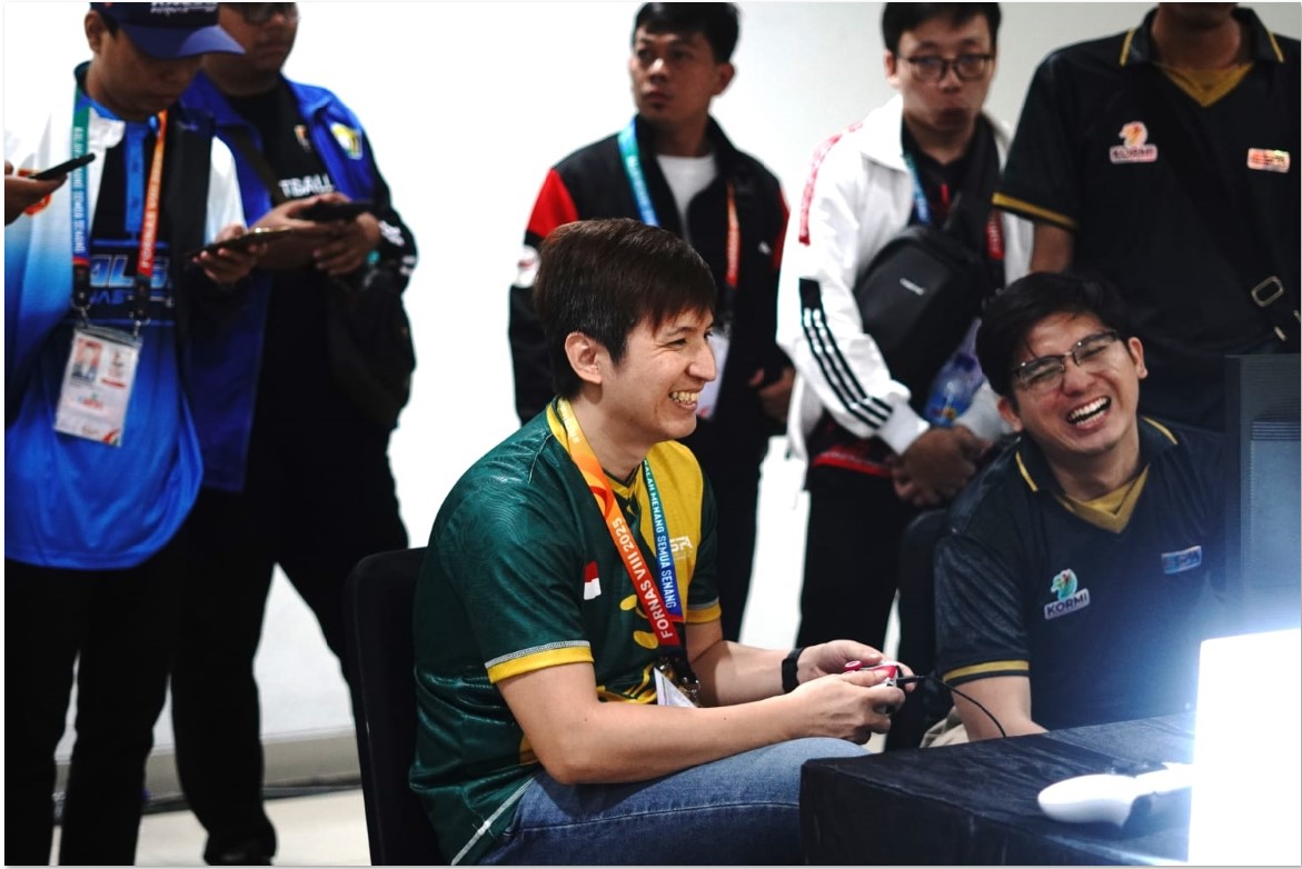 BERSAING: Dua atlet esport bertanding di divisi efootball dalam Fornas 2025 di NTB, beberapa waktu lalu.