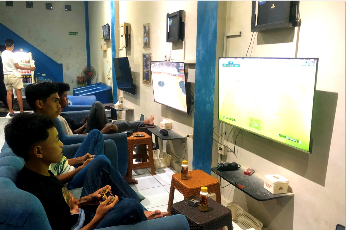 JADI HIBURAN POSITIF: Sejumlah pelanggan sedang asik bermain game PlayStation di lokasi rental Jalan Bung Hatta tak jauh dari Kampus UIN Mataram.