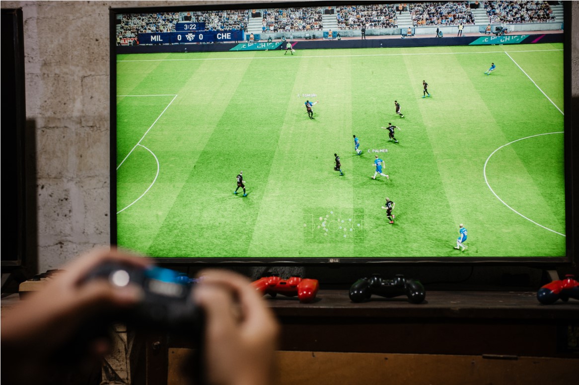 Seorang pria bermain PlayStation di Hoki PlayStation, Lingkungan Tanah Haji, Kota Mataram, Selasa (3/9). Hoki PlayStation termasuk rental legend karena sudah buka sejak PlayStation
