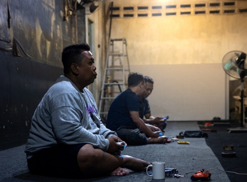 MAIN PLAYSTATION: Beberapa orang seru bermain playstation di salah satu rental PS, beberapa hari lalu.