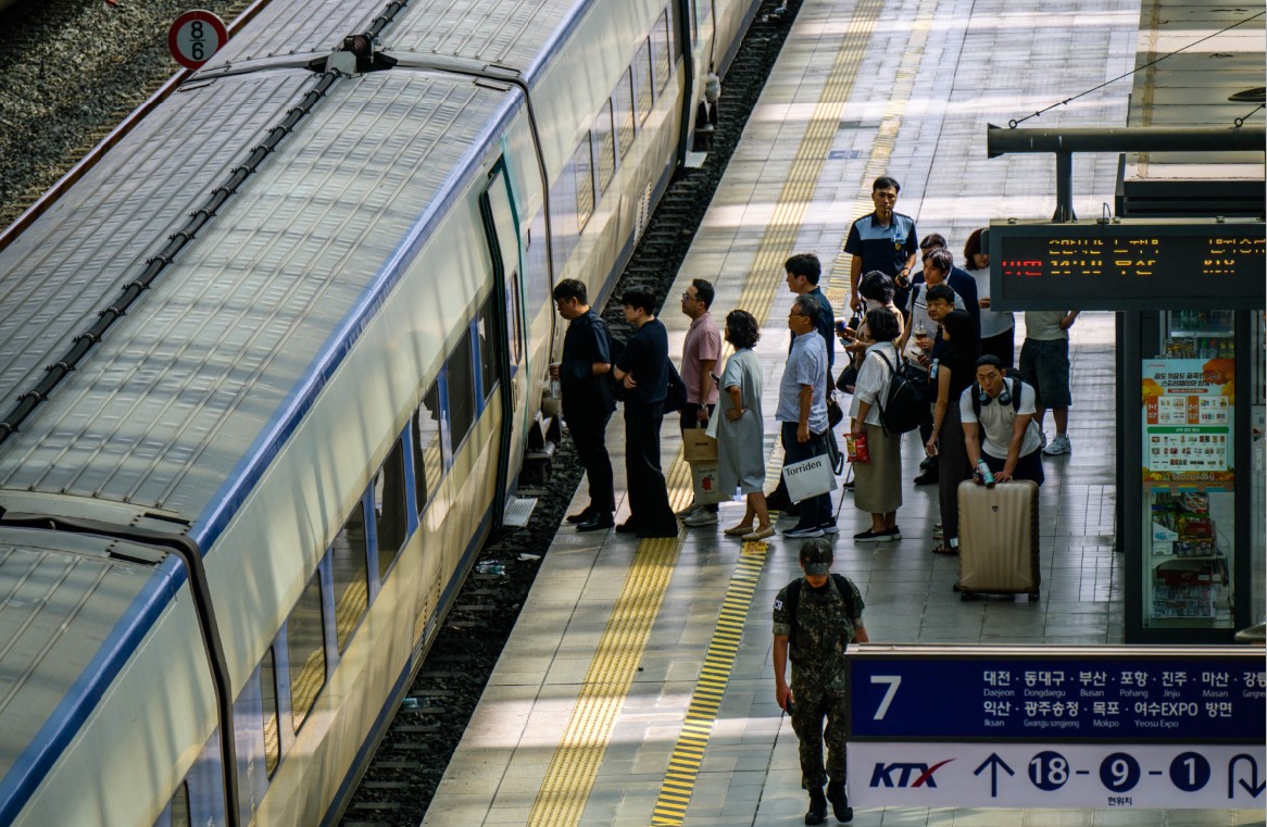 BANYAK LIBUR: Penumpang akan naik kereta cepat KTX (Korea Train Express) di Stasiun Seoul, Rabu (3/9). &nbsp;Perusahaan Korea menjajal skema empat hari kerja.