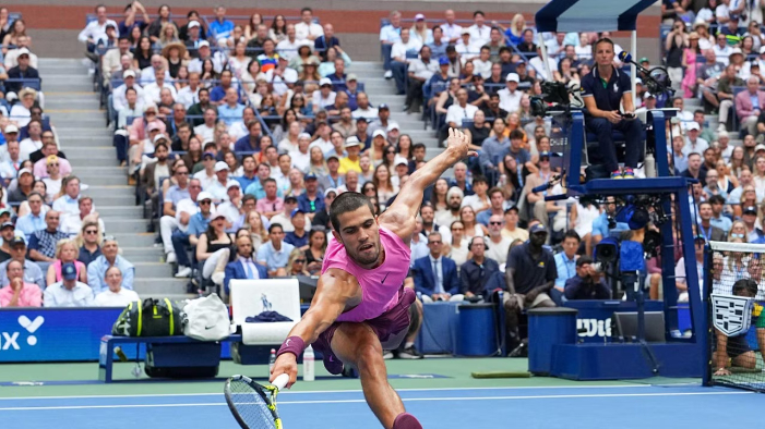 Carlos Alcaraz kalahkan Novak Djokovic 6-4, 7-6, 6-2 di semifinal US Open 2025. Balas dendam usai kalah di Australia Open dan Olimpiade.