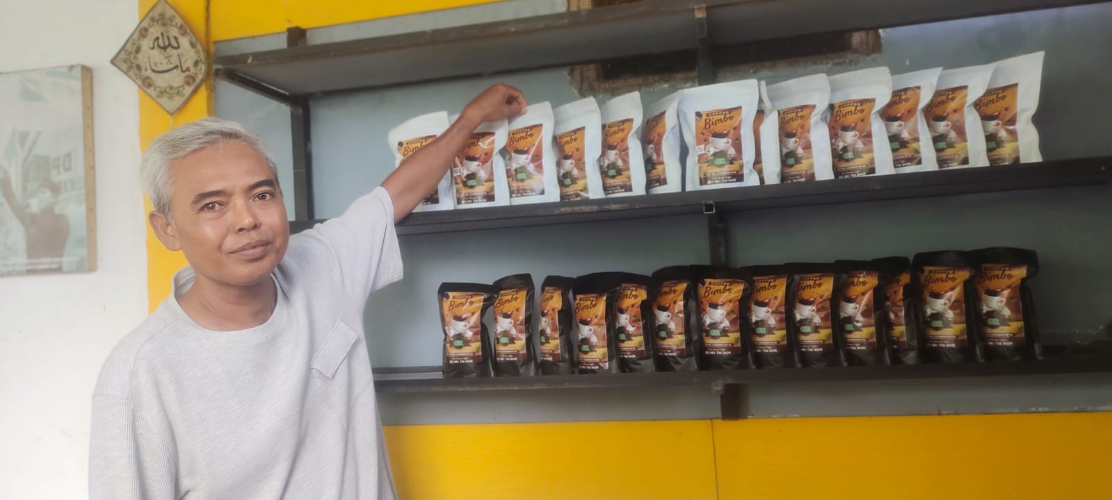 TETAP EKSIS: Bimbo menunjukan kopi jualan yang sudah dikemas. Dia mulai menjual kopi sejak tahun 2019