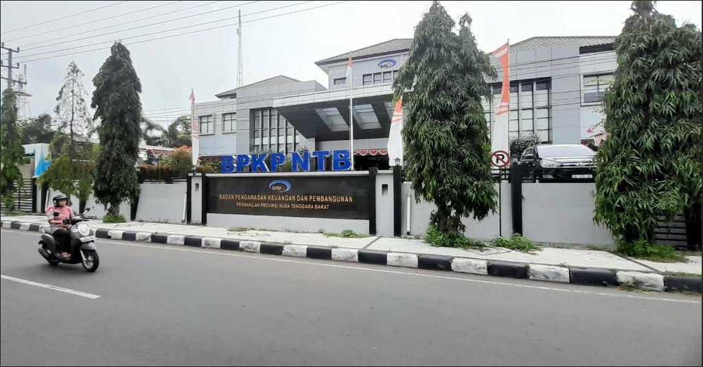 MULAI HITUNG KERUGIAN NEGARA: Salah satu kendaraan melintas di depan kantor BPKP Perwakilan NTB, beberapa waktu lalu.&nbsp;