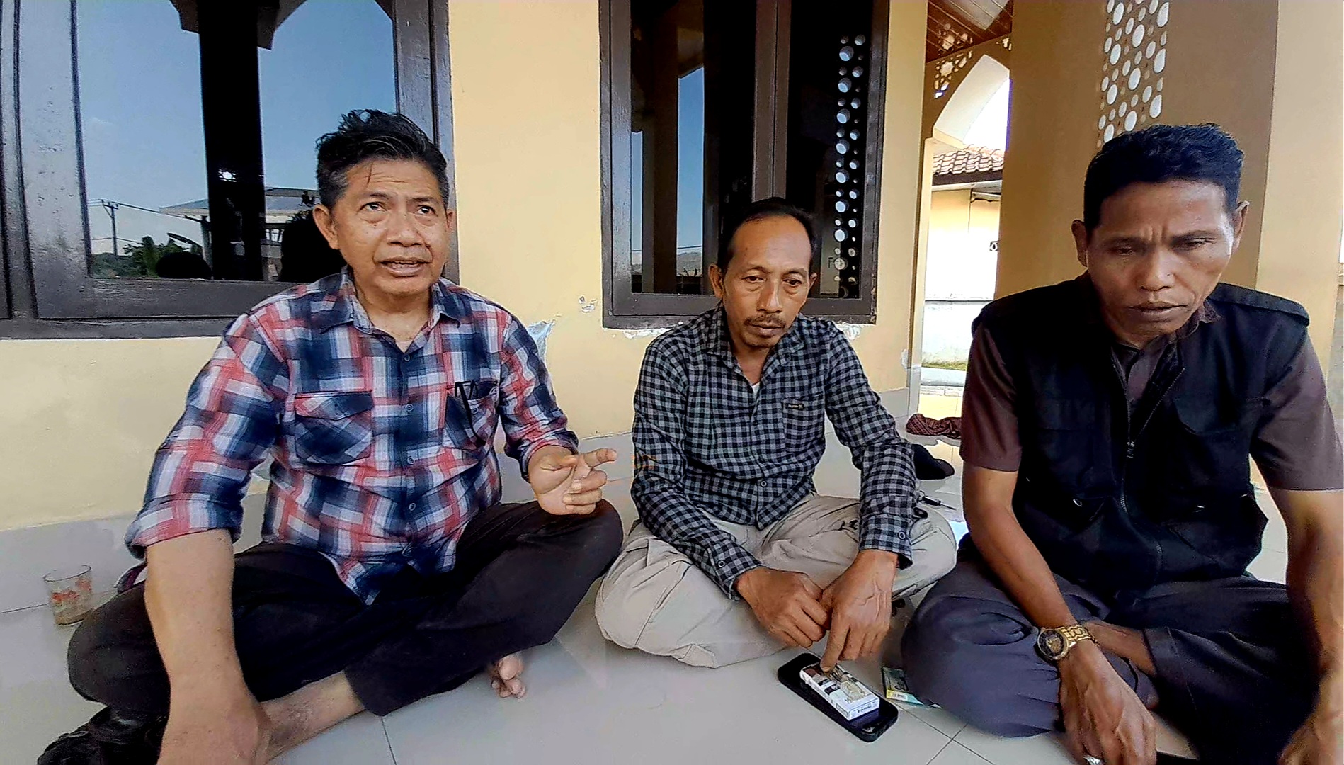 MINTA KEJELASAN: Keluaga Brigadir Esco usai dimintai keterangan oleh penyidik Satreskrim Polres Lombok Barat, Rabu (3/9).