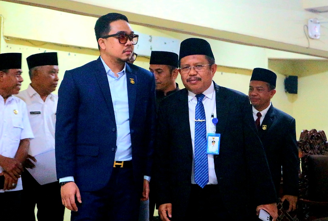 KOMPAK: Ketua DPRD Lombok Barat Lalu Ivan Indaryadi saat bersama Bupati Lalu Ahmad Zaini usai rapat paripurna.