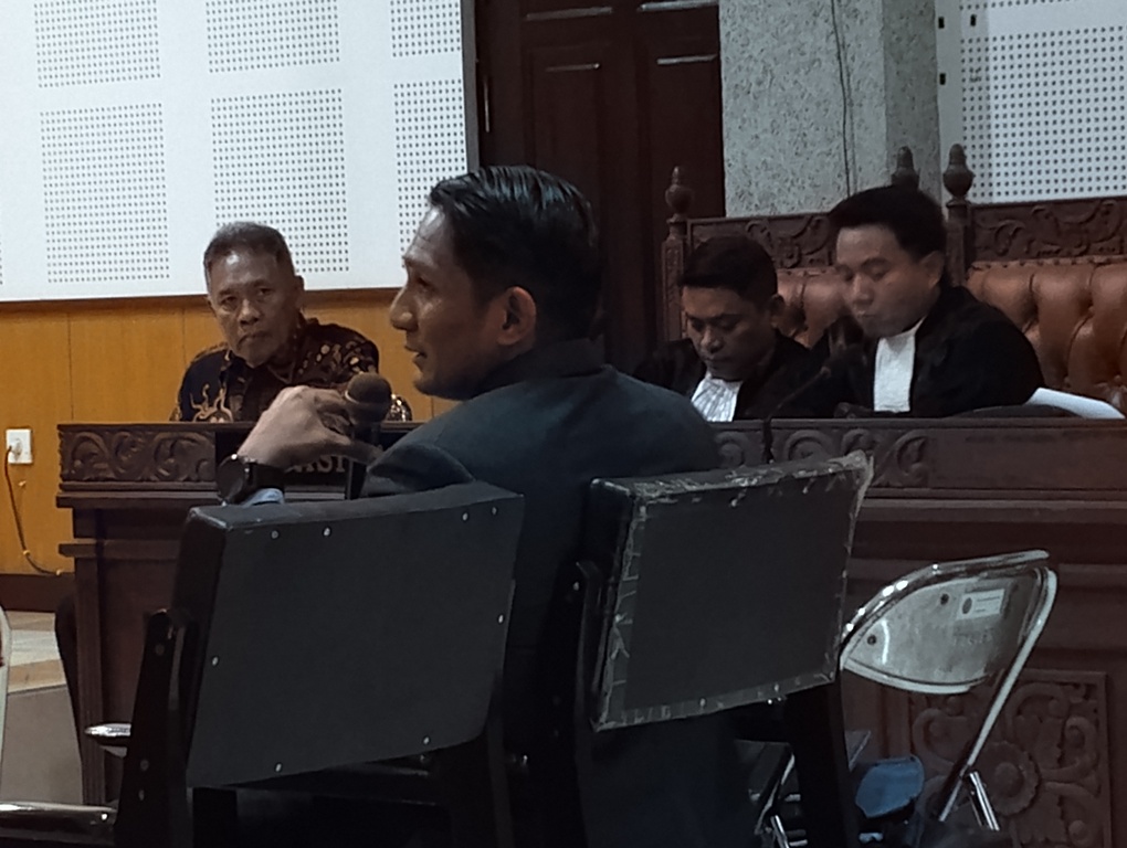 BERSAKSI: Saksi ahli Dr Ghansam Anandi memberikan penjelasan pada sidang perkara korupsi pengelolaan lahan LCC di PN Tipikor Mataram, Kamis (4/9).&nbsp;