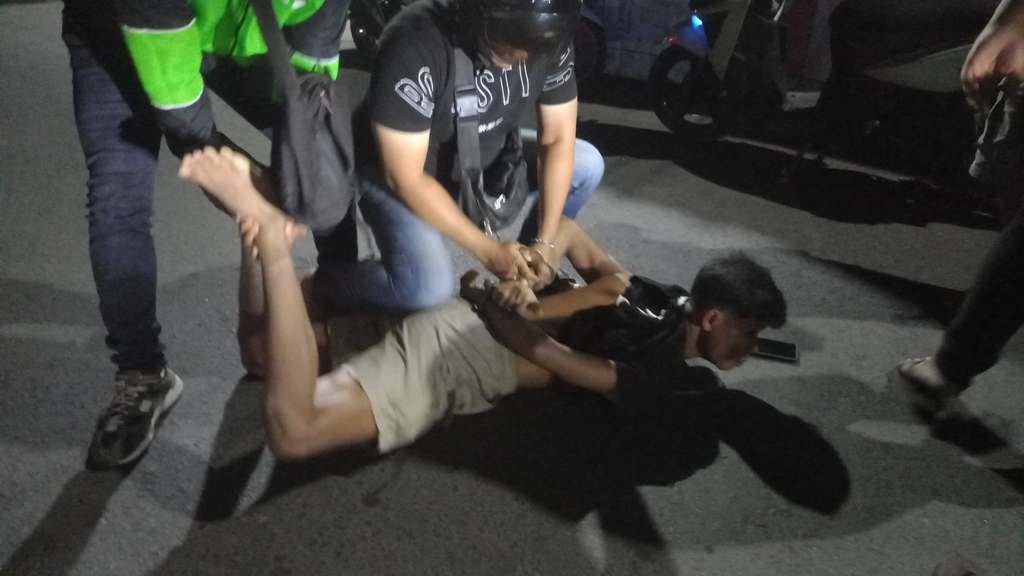 TAK BERKUTIK: Terduga pengedar sabu berinisial MAM diringkus tim Satresnarkoba Polresta Mataram, Kamis (4/9) malam.&nbsp;