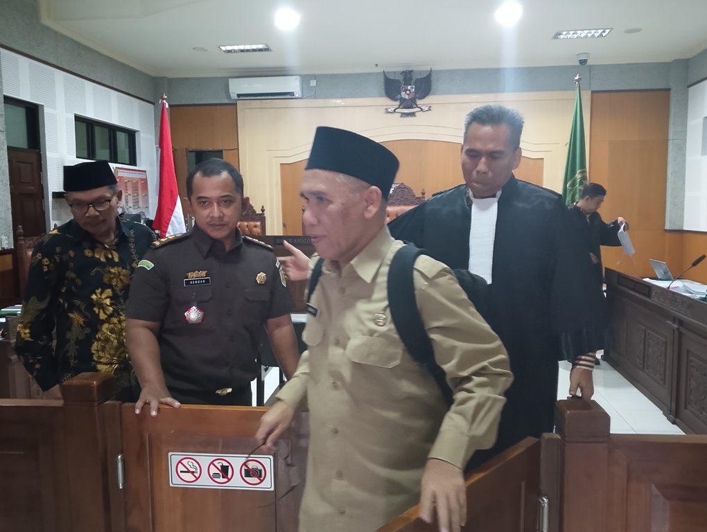 BAKAL ADA TERSANGKA LAIN: Terdakwa korupsi pengelolaan lahan NCC Rosiady Sayuti (kiri) keluar dari persidangan setelah mendengarkan keterangan saksi Iswandi di PN Tipikor Mataram.