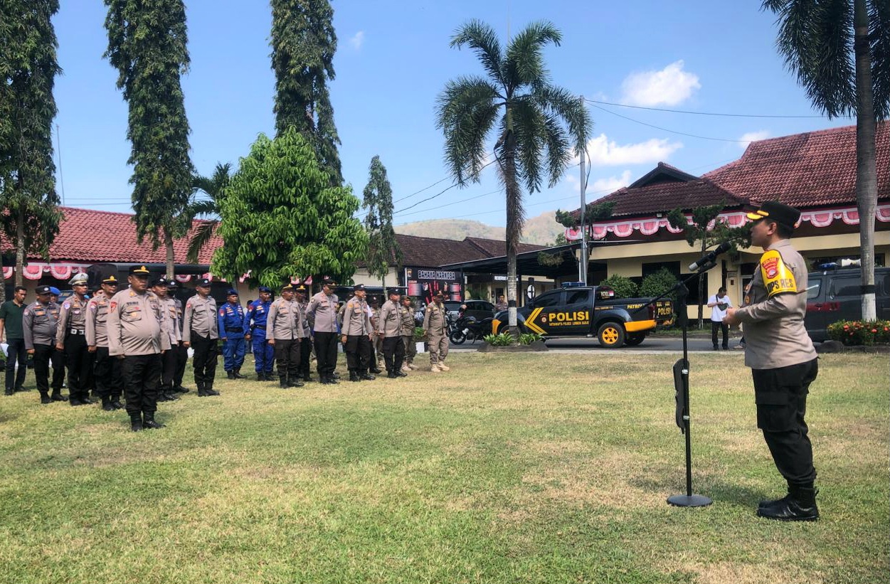 JAGA KEAMANAN: Kapolres Lobar AKBP Yasmara Harahap saat menyiapkan tim gabungan patroli skala besar.