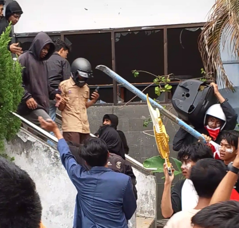 JANGAN DITIRU: Seorang pelajar yang masih menggunakan seragam sekolah mengikuti demo di kantor DPRD NTB, Sabtu (29/8) lalu.&nbsp;