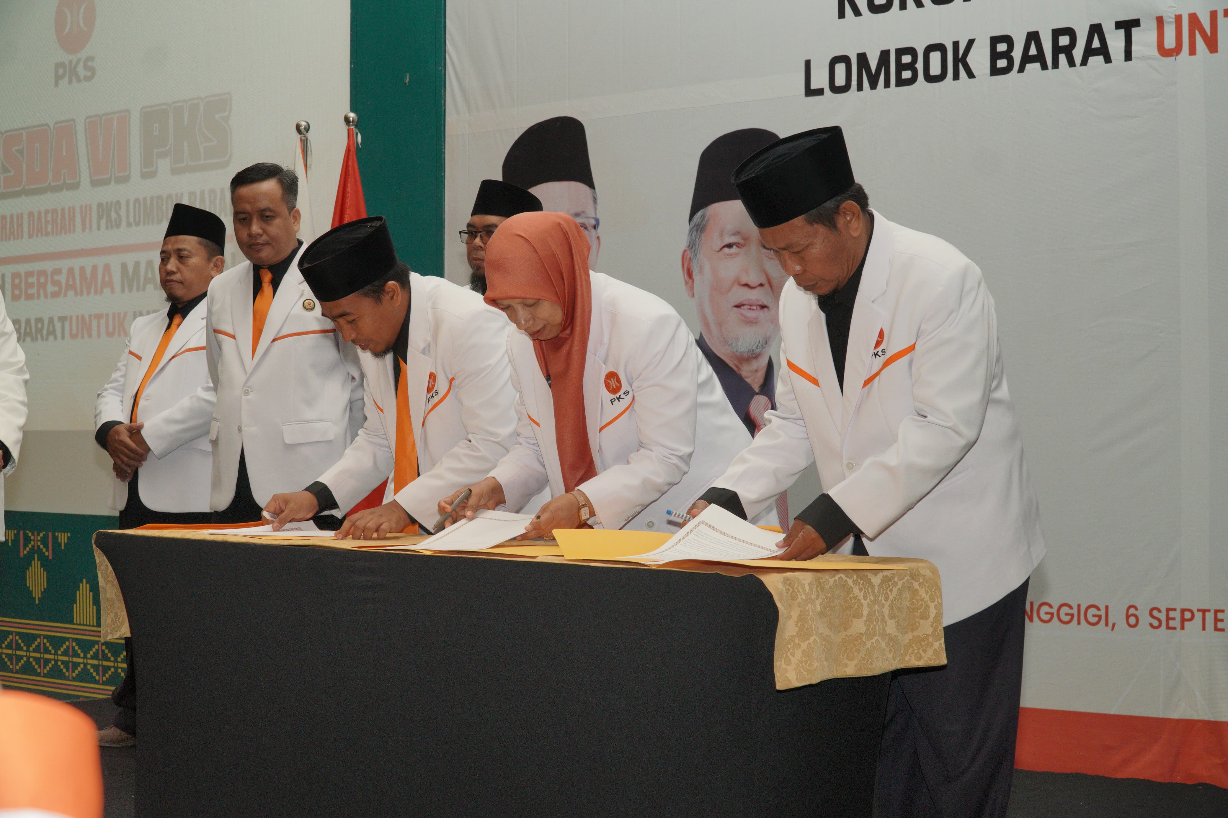 DAPAT AMANAH: Hj Nurul Adha (berjilbab) kembali mendapat amanah sebagai Ketua DPD PKS Lombok Barat periode 2025 -2030.