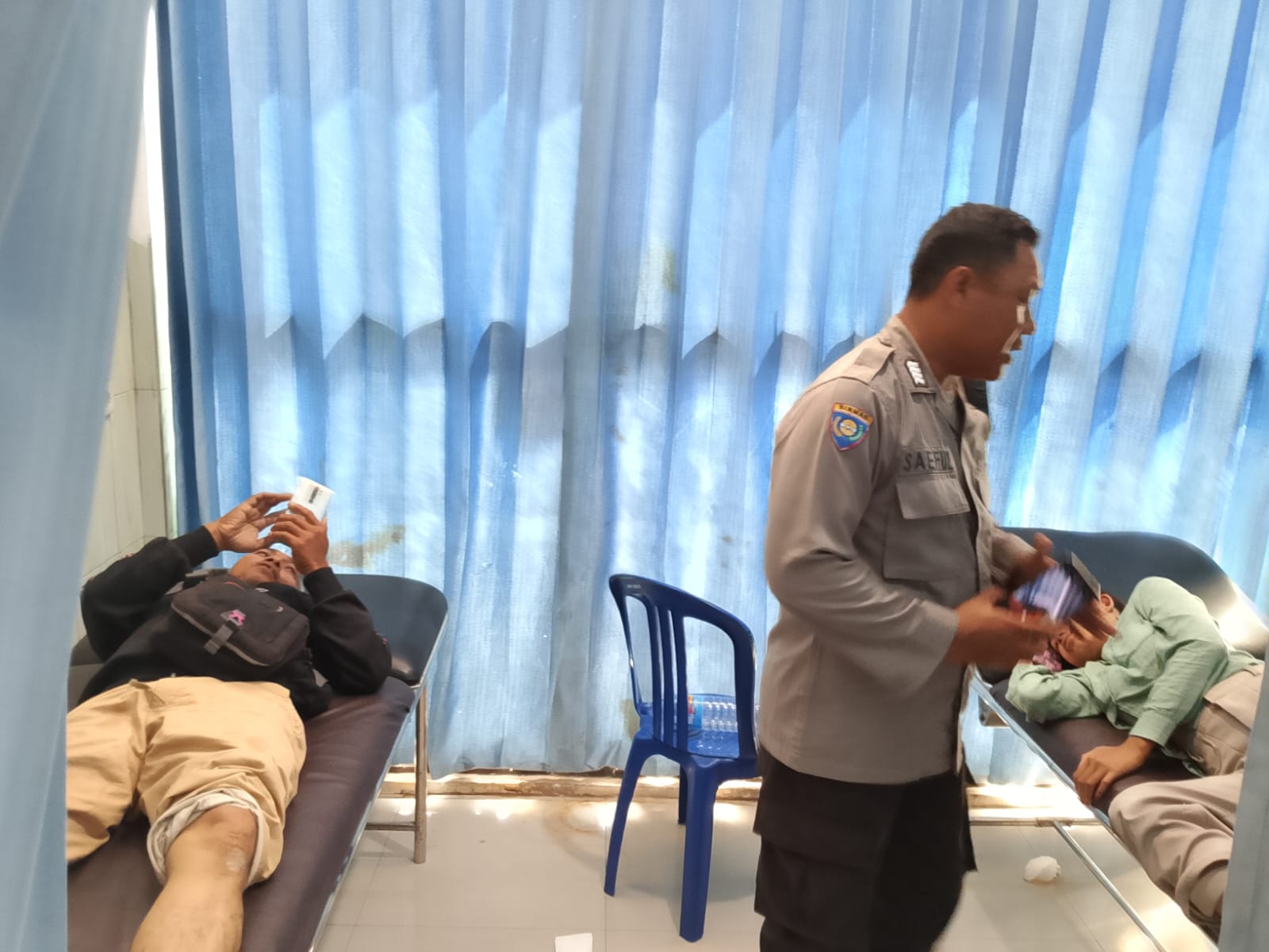 DAPAT PERAWATAN: Para nelayan kapal muatan garam dari Bima berhasil diselamatkan