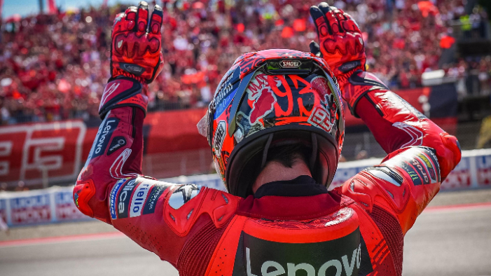 Marc Marquez juarai Sprint MotoGP Catalunya 2025 usai Alex Marquez crash. Marc Marquez dekati match point juara dunia, Quartararo finis kedua.