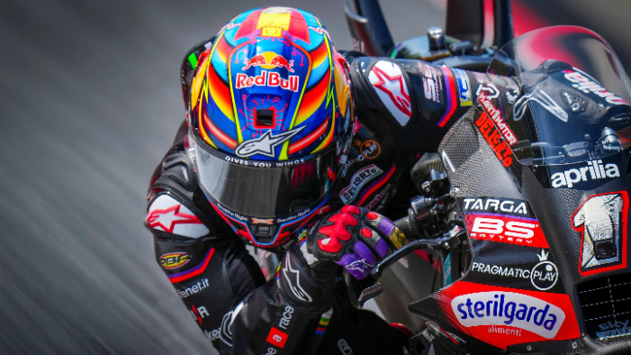 Jorge Martin tampil spesial di MotoGP Catalunya 2025 dengan helm hasil desain fans dari Brasil. Dipilih langsung oleh sang Juara Dunia.