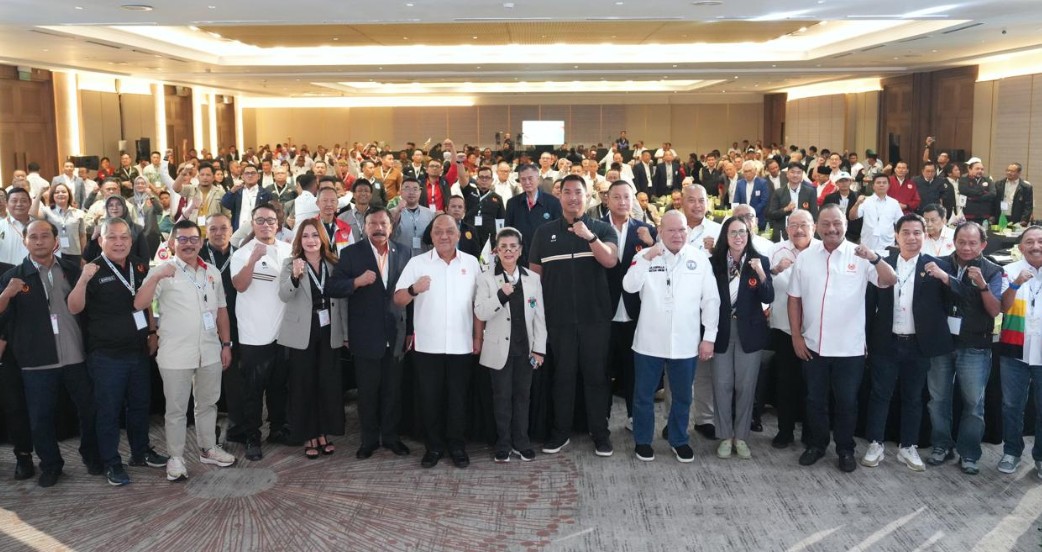 Menpora Dito Ariotedjo  bersama jajaran KONI Pusat. KONI Provinsi, dan induk cabor pusat usai pembukaan Rakernas KONI 2025.