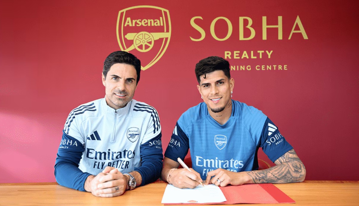 Pelatih Arsenal Mikel Arteta bersama pemain terbarunya Hincapie.