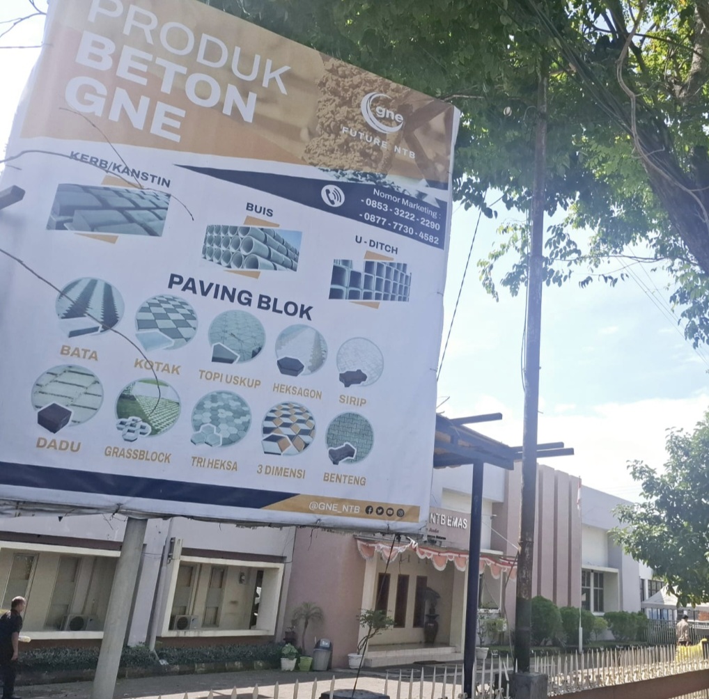 PT Gerbang NTB Emas (GNE) menampilkan papan informasi hasil produksi beton di depan kantor Jalan Selaparang Nomor 60 Mayura, Cakranegara.