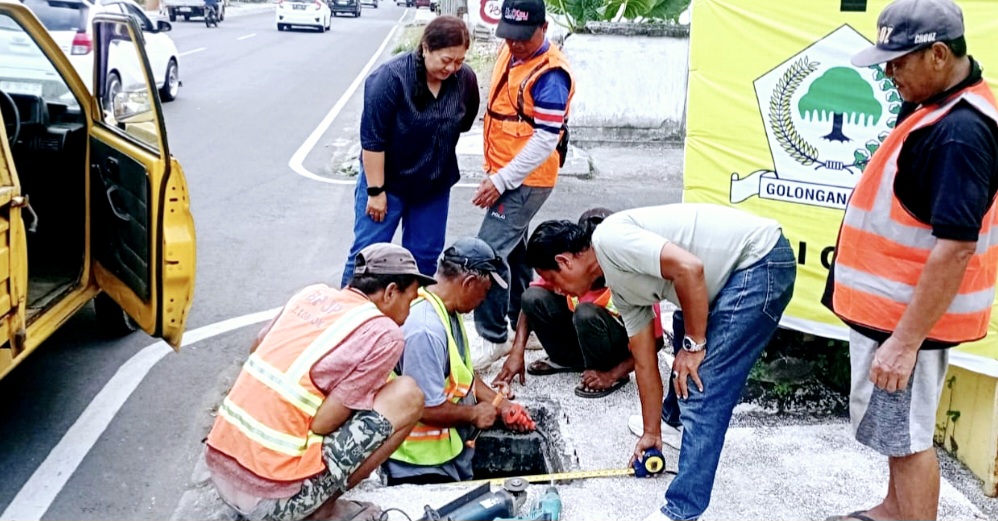 Satgas Balai Pemeliharaan Jalan Provinsi Wilayah Pulau Lombok memperbaiki lubang trotoar yang hilang di Jalan Pendidikan, Kota Mataram.