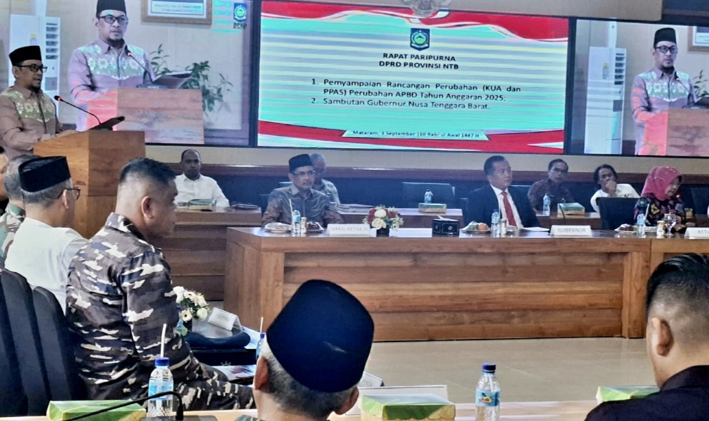Sekretaris DPRD NTB Hendra Saputra membacakan surat pergantian ketua fraksi Persatuan Perjuangan Restorasi (PPR) DPRD NTB dalam rapat paripurna, Rabu lalu (3/9).