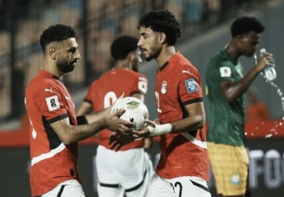 Alih-alih mengeksekusi sendiri dan melewati para legenda Afrika, Mohamed Salah justru memberikan kesempatan kepada Omar Marmoush. (istimewa)