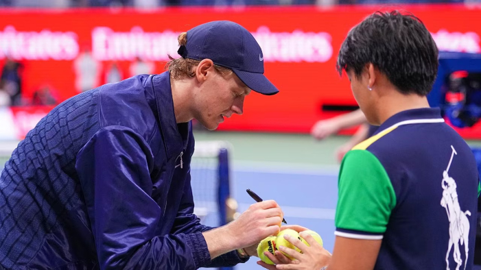 Jannik Sinner pastikan final US Open 2025 usai tepis cedera. Siap hadapi Carlos Alcaraz di duel penentu juara dan peringkat 1 dunia.