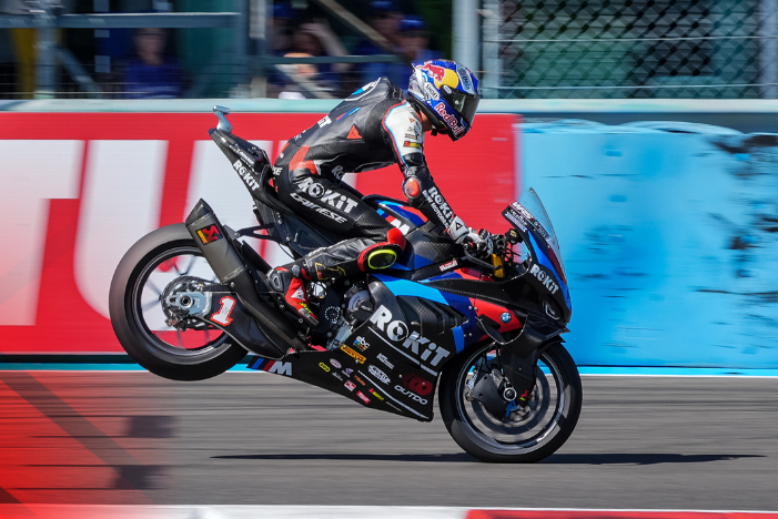 Toprak Razgatlioglu samai rekor kemenangan Jonathan Rea di Magny-Cours usai menangi Race 1 WorldSBK. Nicolo Bulega posisi kedua, Alex Lowes antar Bimota podium.