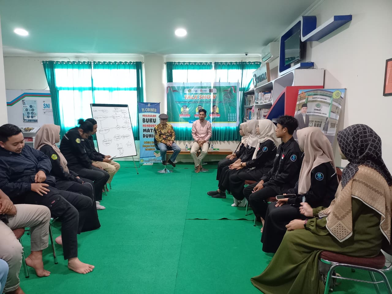 Talkshow Literasi UPT Perpustakaan UMMAT, yang dihadiri aktivitis literasi Jawa Timur Bambang Prakosa. (FOTO: UPT PERPUSTAKAAN UMMAT).