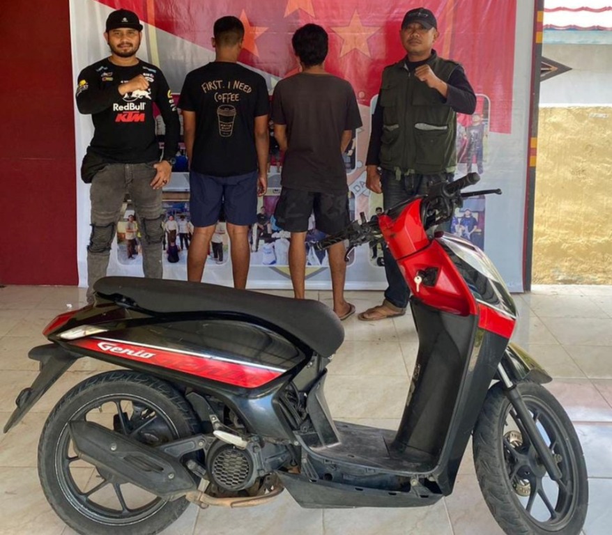 DITANGKAP: Pelaku RR dan YZ diamankan bersama motor curian di Polsek Rasanae Barat.